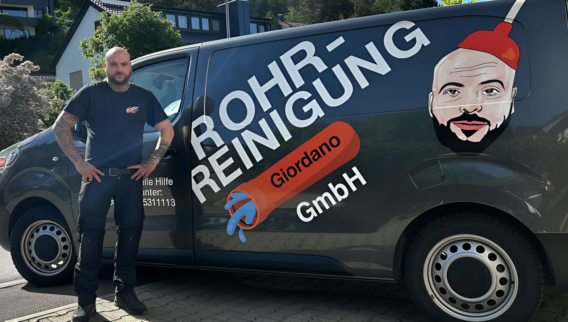 Rohrreiniger von Ulm Rohrreinigung vor dem beschrifteten Einsatzfahrzeug