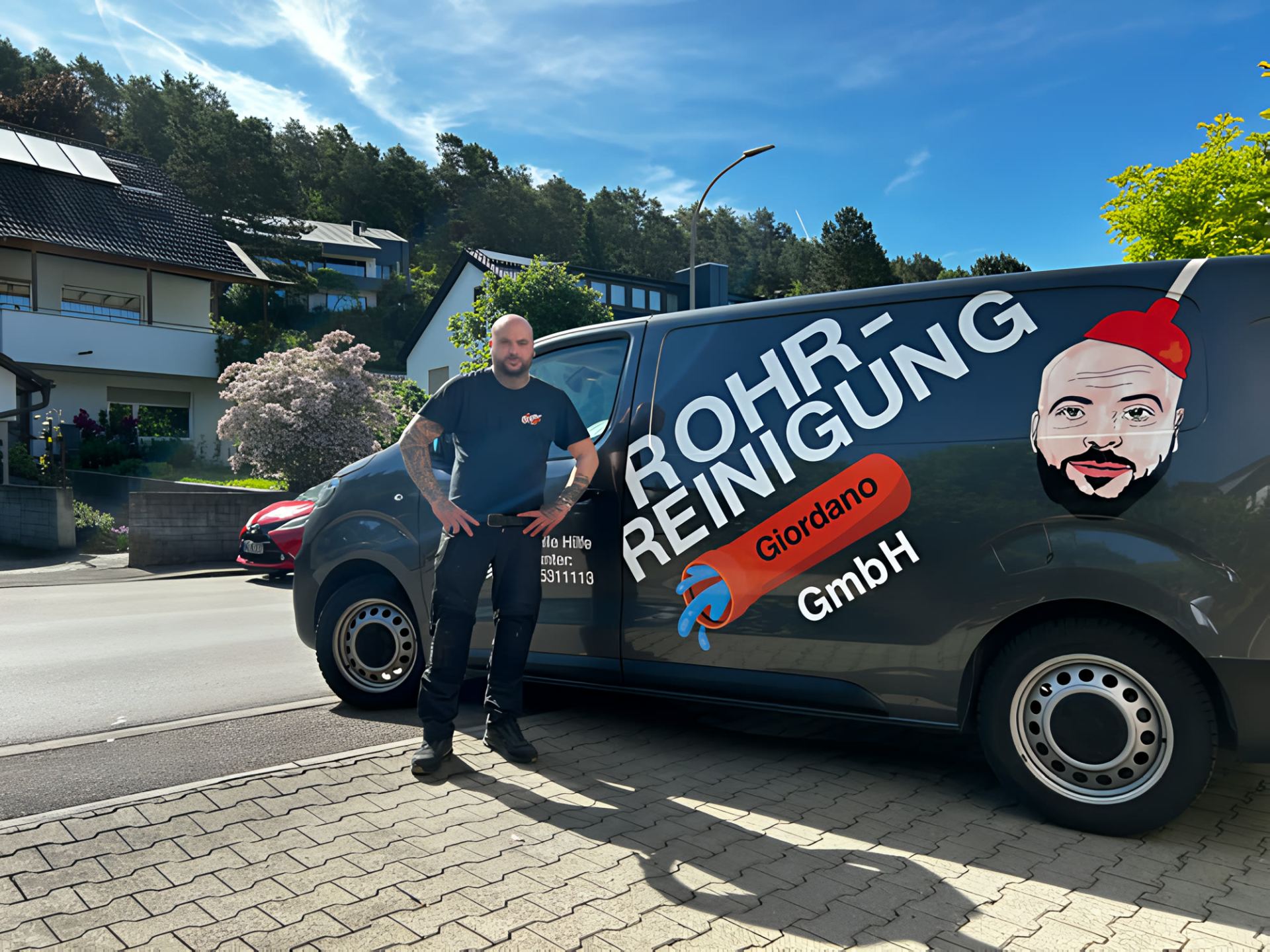 Rohrreiniger neben dem Einsatzfahrzeug von Ulm Rohrreinigung