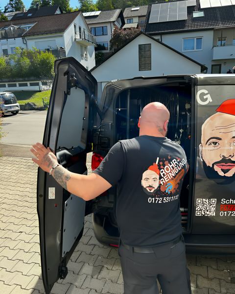 Rohrreiniger holt Ausrüstung aus dem Einsatzfahrzeug