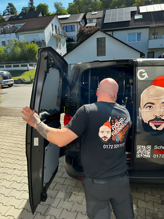 Rohrreiniger holt Ausrüstung aus dem Einsatzfahrzeug