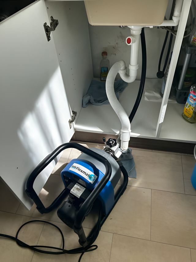 Spiralmaschine unter einer Küchenspüle